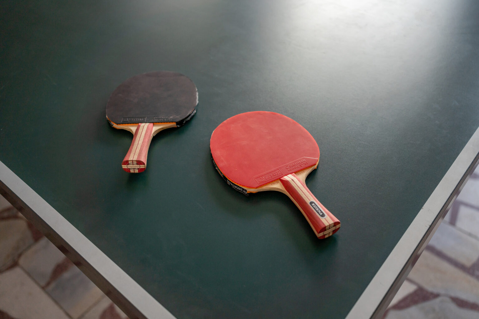 Pingpongové rakety na stole na stolný tenis