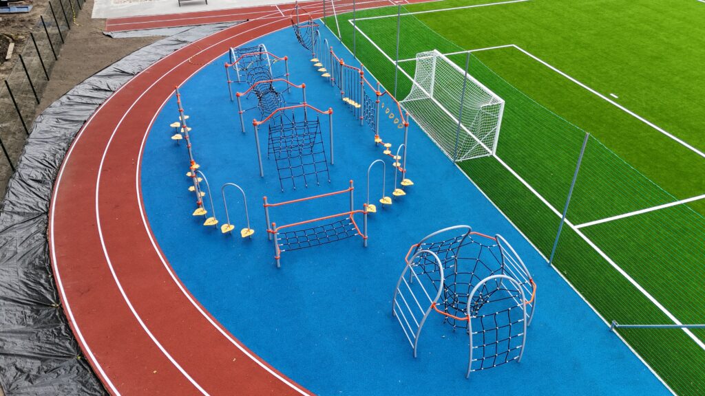 Detské prekážkové ihrisko pri atletickej dráhe a futbalovom ihrisku