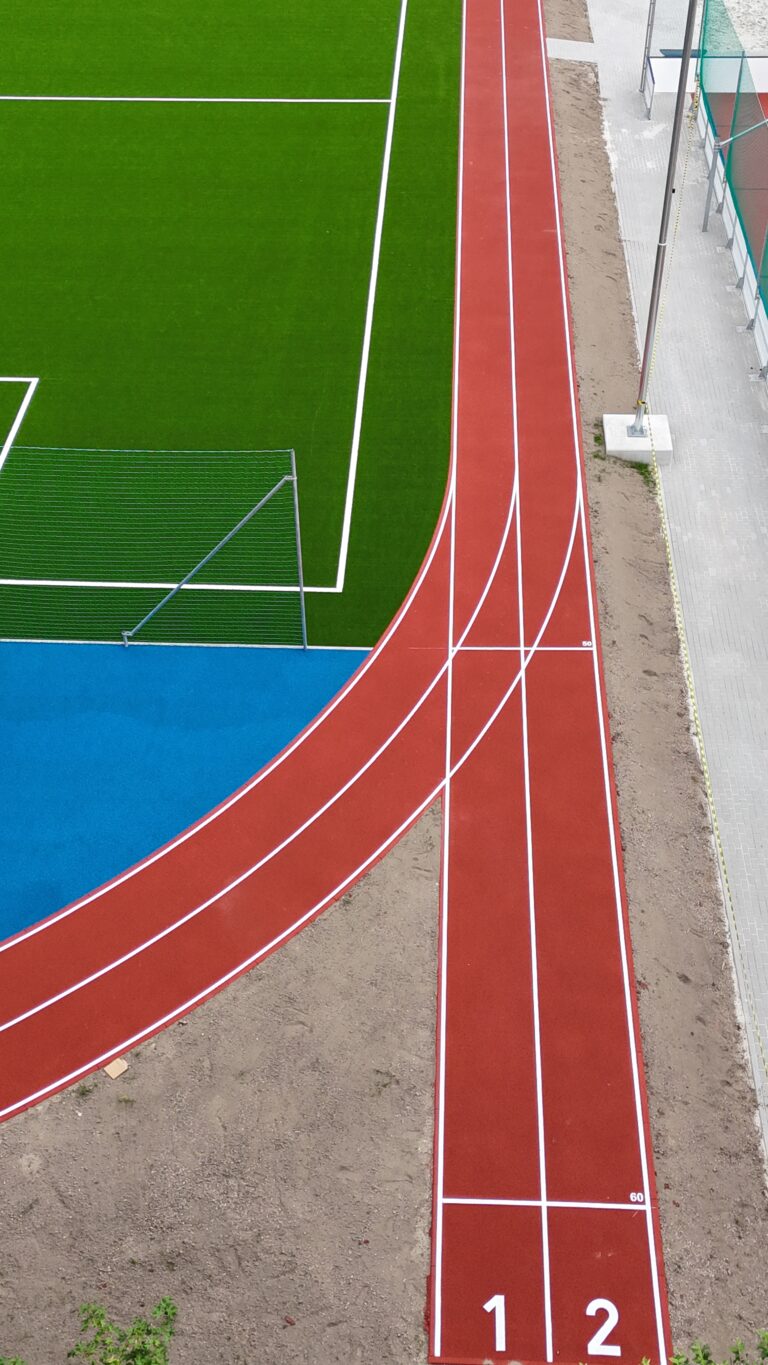 Atletická dráha pri futbalovom ihrisku z vtáčej perspektívy