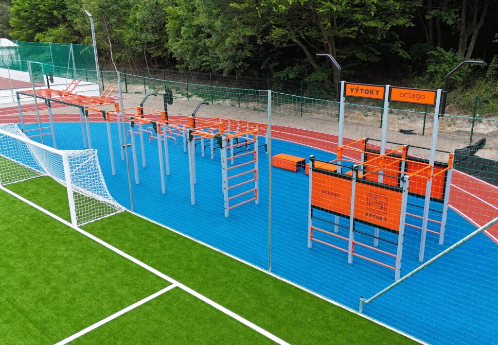 Workoutové a prekážkové prvky pri futbalovej bráne