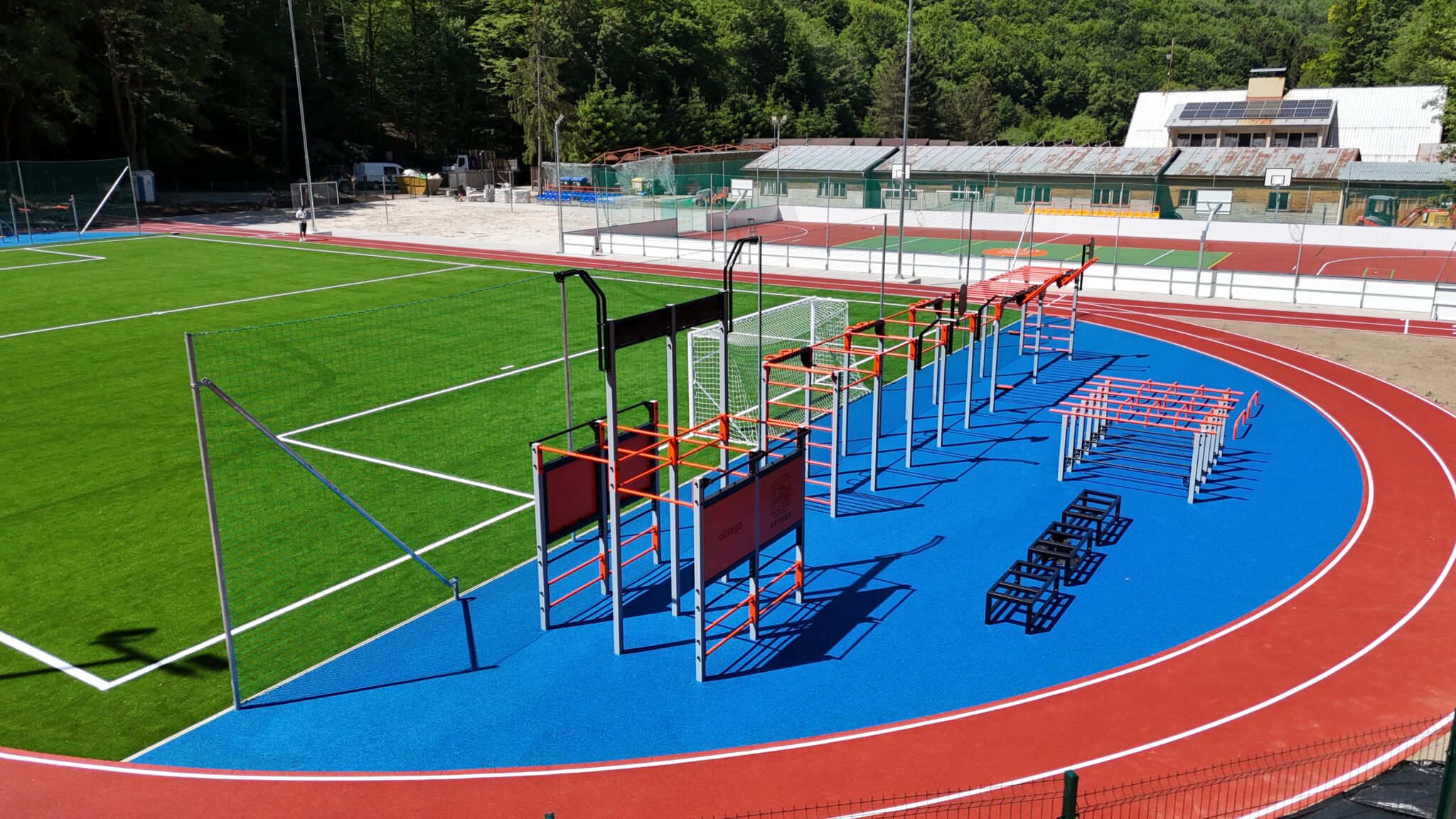 Futbalové ihrisko s umelou trávou a prekážková dráha