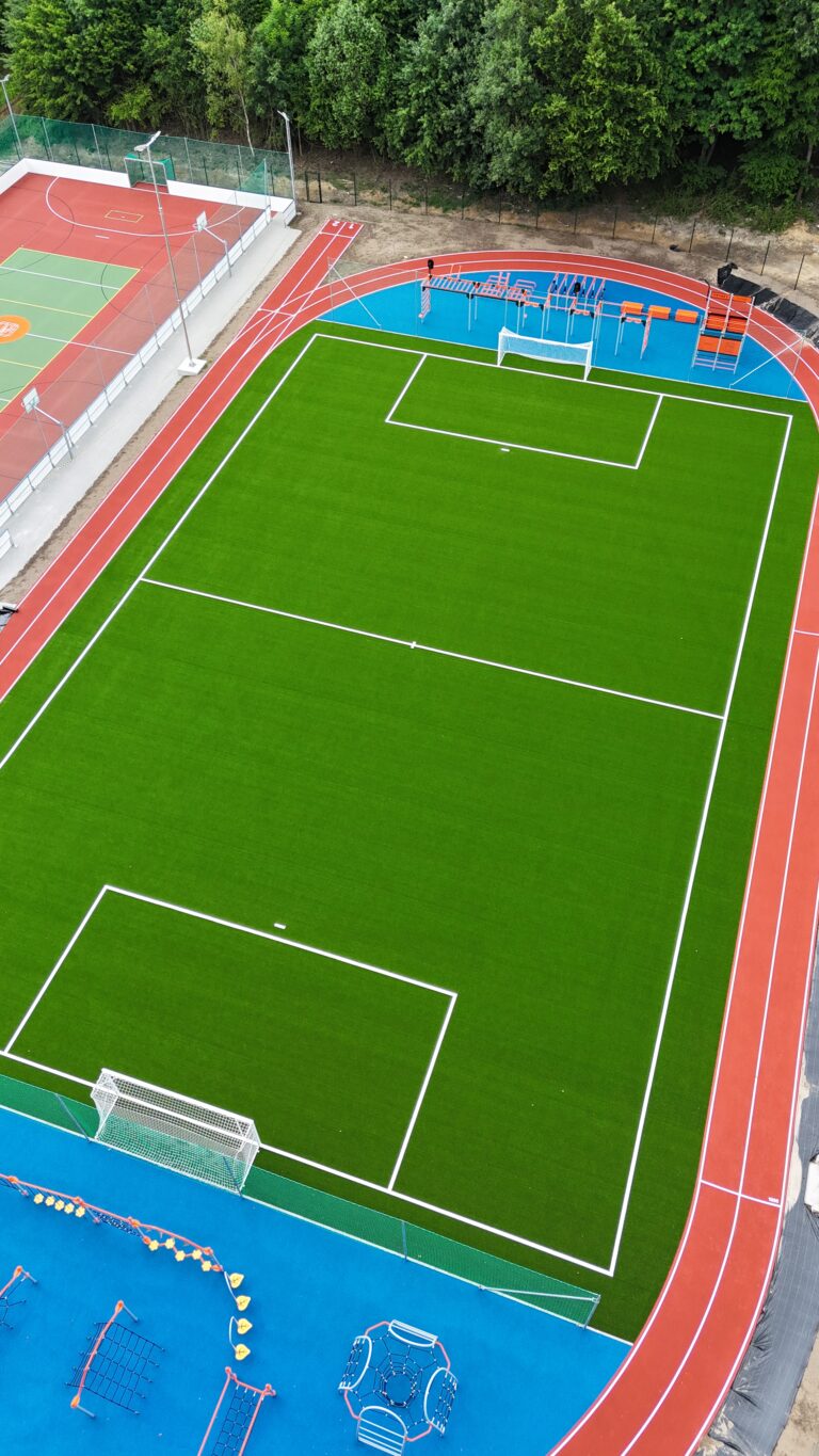 Futbalové ihrisko s umelou trávou a atletickou dráhou