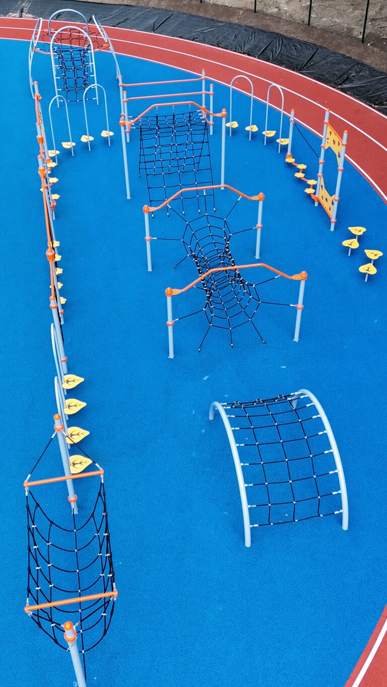 Detská prekážková dráha na modrom povrchu
