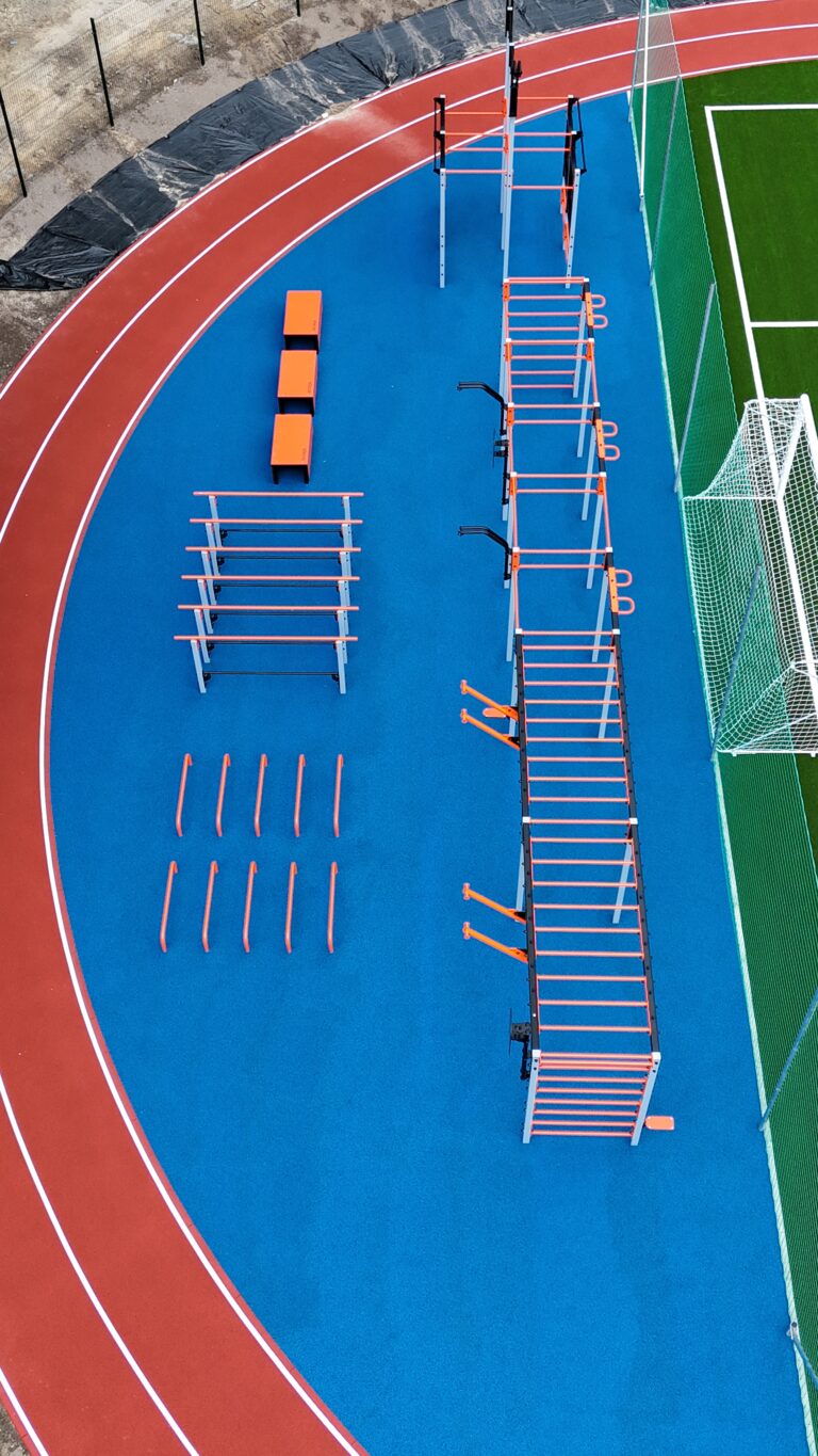 Prekážková dráha a lavičky pri atletickej dráhe