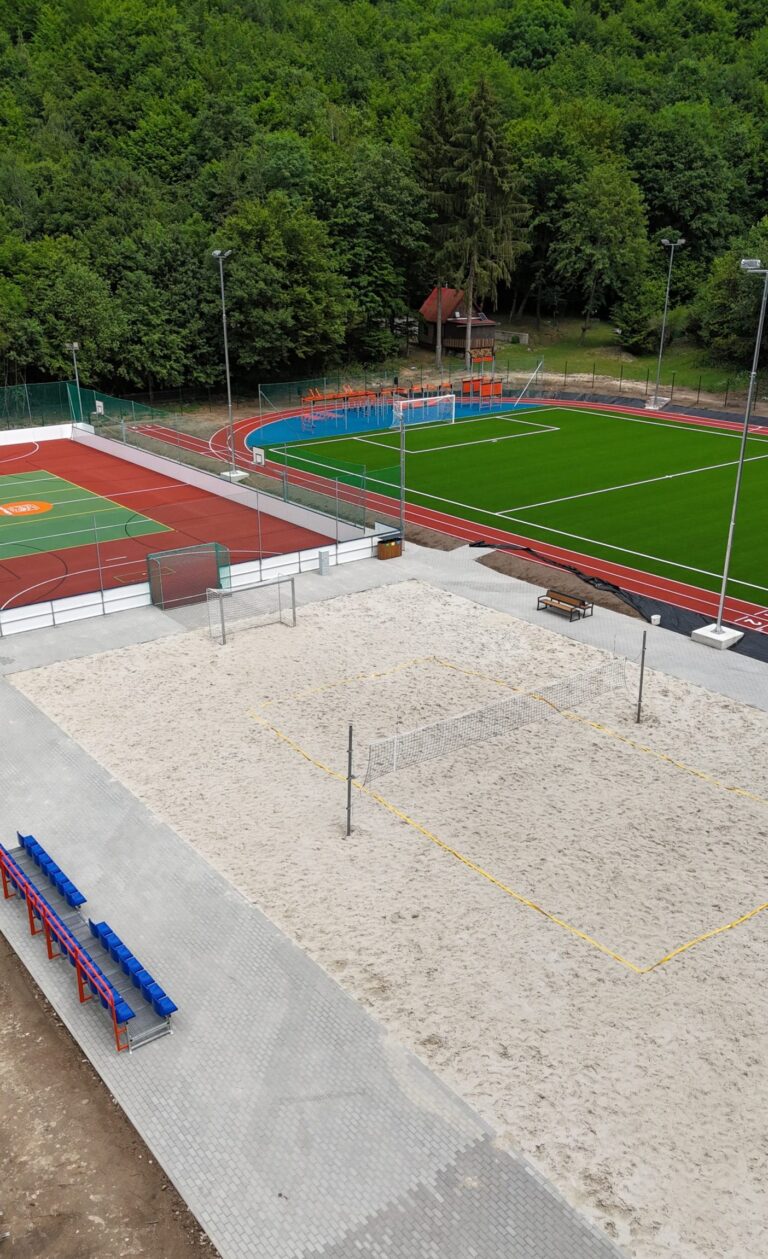 Letecký pohľad na ihrisko na plážový volejbal a futbalové ihrisko v areáli Výtoky