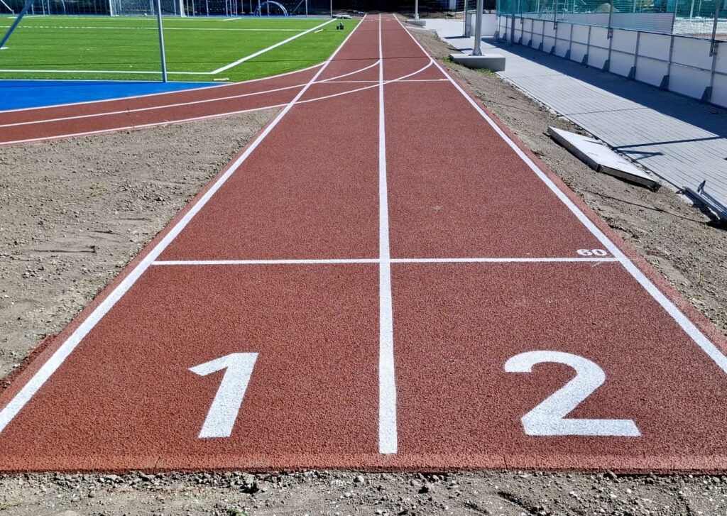 Atletická dráha s očíslovanými dráhami